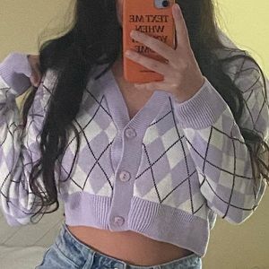 Super cute cropped sweater worn only once! Size small